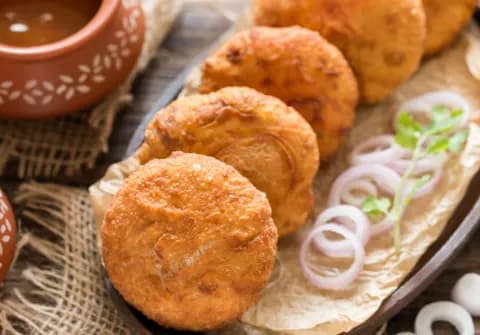 Pyaz Kachori (4 pieces) - Radhe Kachori, Jaipur